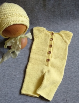 Short-sleeve sleepsuit and bonnet for a reborn doll