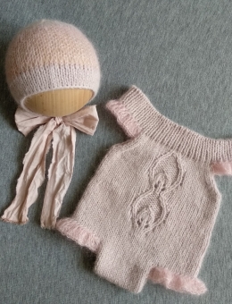 Bodysuit with mohair ruffles and a hat for a baby reborn